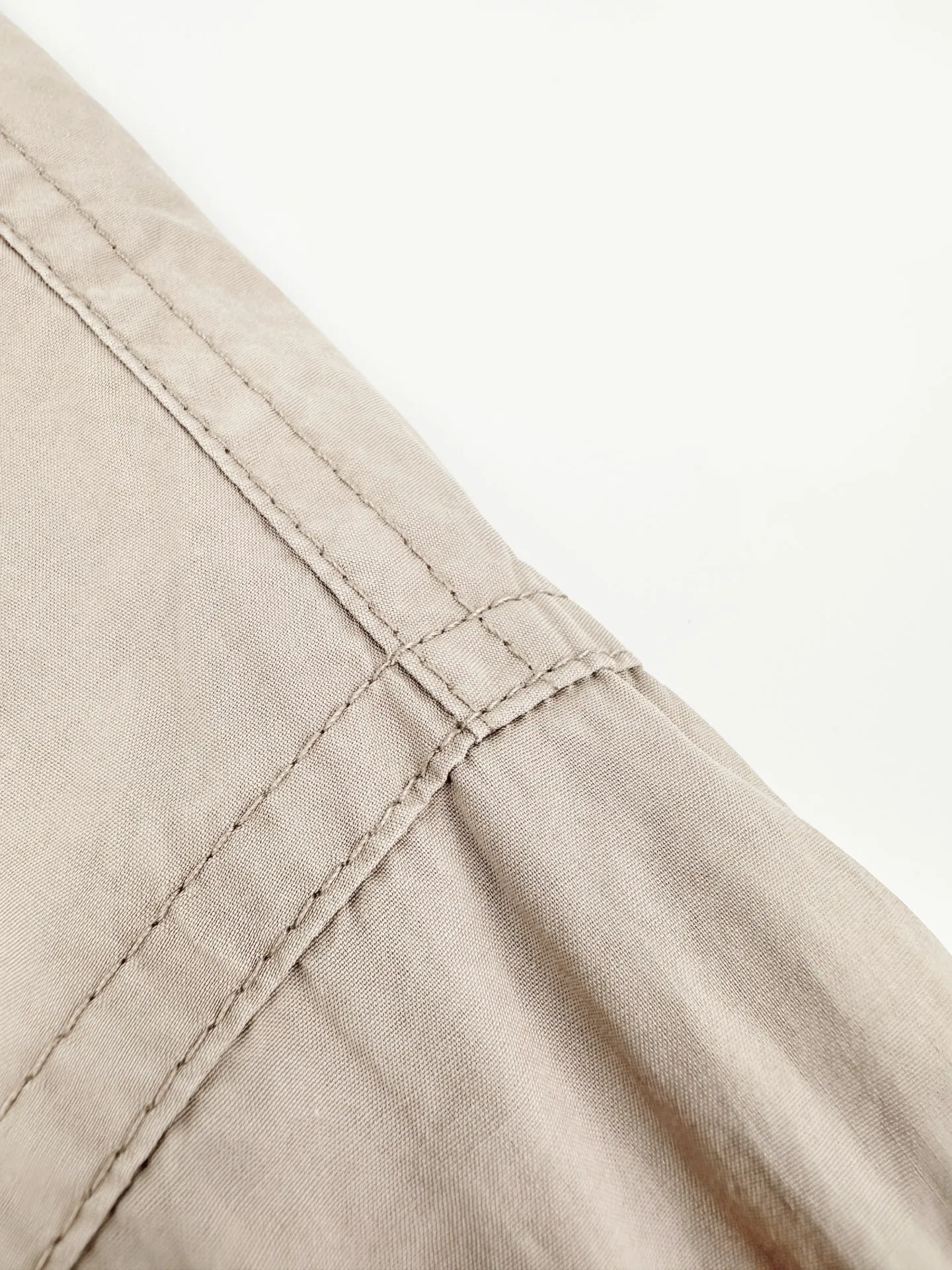 Men's Acn Studios contrasting logo zipper jacket, custom-made dusty royal poplin, lightweight and crisp, dry and windproof, mushroom Beige haloes the body, gray mist dispels glitz, interprets the unique cool and relaxed luxury of Scandinavia, stand-up collar fully zipped coach jacket, cuffs hem elastically gathered, creates a relaxed, drop-top short silhouette, fully lined inside, smooth and neat upper body The Acne Studios print is discreetly engraved on the chest, retaining the brand gene in a restrained and subtle manner. The contrasting Acne Studios Retro emblem is laid out on the back of the garment. One simple and one complex form a clever visual contrast, which reflects the brand's heritage and traces back to the origin of the brand. It uses the Nordic minimalist high-end ready-to-wear language to describe the narrative of relaxed and restrained luxury and elegance. Process 1: Adopt glue printing process. The printing has been revised three times with the film screen. Use glue liquid paint to print the pattern on the fabric. Bake the fabric to fix the printed pattern. Process 2: Gradient distressed spray process. By spraying dyes of different colors on the surface of the fabric, the clothes can show rich color changes under different lights and increase the visual layering. Process 3: Heavy fermentation washing uses a special solution to remove stains and slight fading, and then snowflake washing. Use strong washing to fade the color to make the color more uniform. Process 4: The hem is made in one go using a three-needle waist-drawing machine. The elastic band and the fabric are sewn together in the same process using the special needle position and feeding mechanism of the machine. The three-needle design is more secure and can distribute pressure evenly to ensure that the elastic band and the fabric are tightly fitted. Accessories: Customized 1:1 Acne zipper Customized 1:1 Acne trademark Version: Loose version Size: 42 44 46 48 Style number: 25254